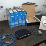 05 ROUTERS DE BANDA LARGA MARCA CISCO. (NO ESTADO) ATENÇÃO! FAZER A VISITAÇÃO ANTES DE ARREMATAR, NÃO SABEMOS SE FUNCIONA, LEILÃO NÃO TEM GARANTIA E NEM DEVOLUÇÃO, SUJEITO A POSSÍVEIS AVARIAS VISÍVEIS/OCULTAS E/OU AUSÊNCIA DE COMPONENTES.