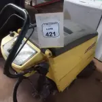 01 MÁQUINA DE LAVAR PISO INDUSTRIAL MODELO BD 530 MARCA KARCHER. (NO ESTADO) ATENÇÃO! FAZER A VISITAÇÃO ANTES DE ARREMATAR, NÃO SABEMOS SE FUNCIONA, LEILÃO NÃO TEM GARANTIA E NEM DEVOLUÇÃO, SUJEITO A POSSÍVEIS AVARIAS VISÍVEIS/OCULTAS E/OU AUSÊNCIA DE COMPONENTES.