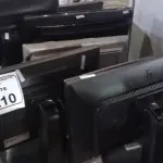 06 MONITORES DE MARCAS E MODELOS DIVERSOS. (NO ESTADO) ATENÇÃO! FAZER A VISITAÇÃO ANTES DE ARREMATAR, NÃO SABEMOS SE FUNCIONA, LEILÃO NÃO TEM GARANTIA E NEM DEVOLUÇÃO, SUJEITO A POSSÍVEIS AVARIAS VISÍVEIS/OCULTAS E/OU AUSÊNCIA DE COMPONENTES.