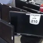 06 MONITORES DE MARCAS E MODELOS DIVERSOS. (NO ESTADO) ATENÇÃO! FAZER A VISITAÇÃO ANTES DE ARREMATAR, NÃO SABEMOS SE FUNCIONA, LEILÃO NÃO TEM GARANTIA E NEM DEVOLUÇÃO, SUJEITO A POSSÍVEIS AVARIAS VISÍVEIS/OCULTAS E/OU AUSÊNCIA DE COMPONENTES.
