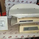 02 BALANÇAS PEDIÁTRICAS. (NO ESTADO) ATENÇÃO! FAZER A VISITAÇÃO ANTES DE ARREMATAR, NÃO SABEMOS SE FUNCIONA, LEILÃO NÃO TEM GARANTIA E NEM DEVOLUÇÃO, SUJEITO A POSSÍVEIS AVARIAS VISÍVEIS/OCULTAS E/OU AUSÊNCIA DE COMPONENTES.