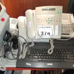 01 MÁQUINA DE ESCREVER MODELO ET 121 MARCA OLIVETTI E VÁRIOS APARELHOS TE TELEFONE. (NO ESTADO) ATENÇÃO! FAZER A VISITAÇÃO ANTES DE ARREMATAR, NÃO SABEMOS SE FUNCIONA, LEILÃO NÃO TEM GARANTIA E NEM DEVOLUÇÃO, SUJEITO A POSSÍVEIS AVARIAS VISÍVEIS/OCULTAS E/OU AUSÊNCIA DE COMPONENTES.