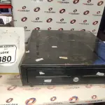 01 GAVETA DE DINHEIRO. (NO ESTADO) ATENÇÃO! FAZER A VISITAÇÃO ANTES DE ARREMATAR, NÃO SABEMOS SE FUNCIONA, LEILÃO NÃO TEM GARANTIA E NEM DEVOLUÇÃO, SUJEITO A POSSÍVEIS AVARIAS VISÍVEIS/OCULTAS E/OU AUSÊNCIA DE COMPONENTES.