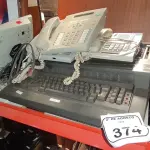 01 MÁQUINA DE ESCREVER MODELO ET 121 MARCA OLIVETTI E VÁRIOS APARELHOS TE TELEFONE. (NO ESTADO) ATENÇÃO! FAZER A VISITAÇÃO ANTES DE ARREMATAR, NÃO SABEMOS SE FUNCIONA, LEILÃO NÃO TEM GARANTIA E NEM DEVOLUÇÃO, SUJEITO A POSSÍVEIS AVARIAS VISÍVEIS/OCULTAS E/OU AUSÊNCIA DE COMPONENTES.