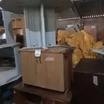 01 MESA, 01 ARMÁRIO BAIXO COM 02 PORTAS, 01 ESCRIVANINHA E 02 CRIADOS MUDO. (NO ESTADO) ATENÇÃO! FAZER A VISITAÇÃO ANTES DE ARREMATAR, NÃO SABEMOS SE FUNCIONA, LEILÃO NÃO TEM GARANTIA E NEM DEVOLUÇÃO, SUJEITO A POSSÍVEIS AVARIAS VISÍVEIS/OCULTAS E/OU AUSÊNCIA DE COMPONENTES.