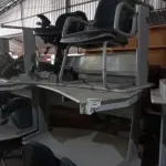 03 MESAS, 01 CADEIRA DE PÉS FIXOS E 03 CADEIRAS DE ESCRITÓRIO GIRATÓRIAS. (NO ESTADO) ATENÇÃO! FAZER A VISITAÇÃO ANTES DE ARREMATAR, NÃO SABEMOS SE FUNCIONA, LEILÃO NÃO TEM GARANTIA E NEM DEVOLUÇÃO, SUJEITO A POSSÍVEIS AVARIAS VISÍVEIS/OCULTAS E/OU AUSÊNCIA DE COMPONENTES.