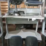 03 MESAS, 01 CADEIRA DE PÉS FIXOS E 03 CADEIRAS DE ESCRITÓRIO GIRATÓRIAS. (NO ESTADO) ATENÇÃO! FAZER A VISITAÇÃO ANTES DE ARREMATAR, NÃO SABEMOS SE FUNCIONA, LEILÃO NÃO TEM GARANTIA E NEM DEVOLUÇÃO, SUJEITO A POSSÍVEIS AVARIAS VISÍVEIS/OCULTAS E/OU AUSÊNCIA DE COMPONENTES.