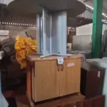 01 MESA, 01 ARMÁRIO BAIXO COM 02 PORTAS, 01 ESCRIVANINHA E 02 CRIADOS MUDO. (NO ESTADO) ATENÇÃO! FAZER A VISITAÇÃO ANTES DE ARREMATAR, NÃO SABEMOS SE FUNCIONA, LEILÃO NÃO TEM GARANTIA E NEM DEVOLUÇÃO, SUJEITO A POSSÍVEIS AVARIAS VISÍVEIS/OCULTAS E/OU AUSÊNCIA DE COMPONENTES.