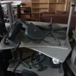 03 MESAS E 03 CADEIRAS DE ESCRITÓRIO GIRATÓRIAS. (NO ESTADO) ATENÇÃO! FAZER A VISITAÇÃO ANTES DE ARREMATAR, NÃO SABEMOS SE FUNCIONA, LEILÃO NÃO TEM GARANTIA E NEM DEVOLUÇÃO, SUJEITO A POSSÍVEIS AVARIAS VISÍVEIS/OCULTAS E/OU AUSÊNCIA DE COMPONENTES.