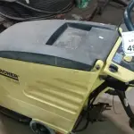 01 MÁQUINA DE LAVAR PISOS INDUSTRIAL MODELO BD 530 MARCA KARCHER. (NO ESTADO) ATENÇÃO! FAZER A VISITAÇÃO ANTES DE ARREMATAR, NÃO SABEMOS SE FUNCIONA, LEILÃO NÃO TEM GARANTIA E NEM DEVOLUÇÃO, SUJEITO A POSSÍVEIS AVARIAS VISÍVEIS/OCULTAS E/OU AUSÊNCIA DE COMPONENTES.