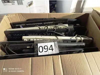 LOTE 094 - 01 LOTE COM VÁRIOS TECLADOS MARCAS E MODELOS DIVERSOS. (NO ESTADO) (NÃO SABEMOS O ESTADO, EXAMINAR O PRODUTO POIS LEILÃO NÃO TEM DEVOLUÇÃO).