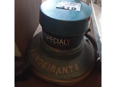 LOTE 419 - 01 ENCERADEIRA INDUSTRIAL MARCA BANDEIRANTE. (NO ESTADO, LEILÃO NÃO TEM GARANTIA E NEM DEVOLUÇÃO, SUJEITO A POSSÍVEIS AVARIAS VISÍVEIS/OCULTAS E/OU AUSÊNCIA DE COMPONENTES).