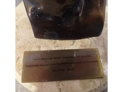 LOTE 040 - 01 BUSTO DE SIMÓN BOLÍVAR. (NO ESTADO, LEILÃO NÃO TEM GARANTIA E NEM DEVOLUÇÃO, SUJEITO A POSSÍVEIS AVARIAS VISÍVEIS/OCULTAS E/OU AUSÊNCIA DE COMPONENTES).