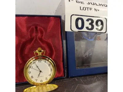 LOTE 039 - 01 RELÓGIO DE BOLSO ANALÓGICO. (NO ESTADO, LEILÃO NÃO TEM GARANTIA E NEM DEVOLUÇÃO, SUJEITO A POSSÍVEIS AVARIAS VISÍVEIS/OCULTAS E/OU AUSÊNCIA DE COMPONENTES).
