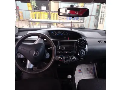 LOTE 406 - 01 TOYOTA ETIOS HB X NA COR PRATA; ALCOOL/GASOLINA; ANO 2014. (NO ESTADO)
