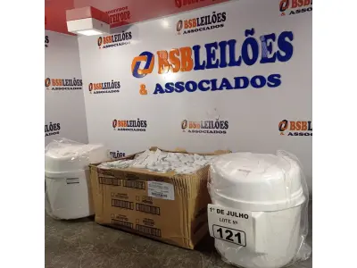 LOTE 121 - 02 FRASQUEIRAS COM 04 REFIS DE TOALHAS UMEDECIDAS. (NO ESTADO, LEILÃO NÃO TEM GARANTIA E NEM DEVOLUÇÃO, SUJEITO A POSSÍVEIS AVARIAS VISÍVEIS/OCULTAS E/OU AUSÊNCIA DE COMPONENTES).