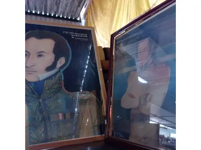LOTE 417 - 02 QUADROS DE SIMON BOLÍVAR. (NO ESTADO, LEILÃO NÃO TEM GARANTIA E NEM DEVOLUÇÃO, SUJEITO A POSSÍVEIS AVARIAS VISÍVEIS/OCULTAS E/OU AUSÊNCIA DE COMPONENTES).