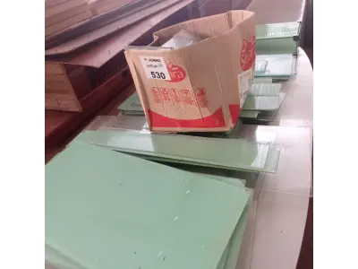 LOTE 530 - 01 ESTANTE DE VIDRO MODULAR DESMONTADA. (NO ESTADO, LEILÃO NÃO TEM GARANTIA E NEM DEVOLUÇÃO, SUJEITO A POSSÍVEIS AVARIAS VISÍVEIS/OCULTAS E/OU AUSÊNCIA DE COMPONENTES).