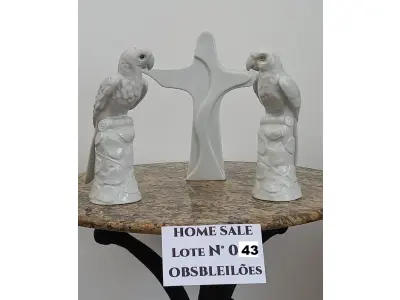LOTE 043 - 2 (DUAS) ARARAS E 1 (UM) CRISTO EM LOUÇA BRANCA. (NO ESTADO DE CONSERVAÇÃO QUE SE ENCONTRA)