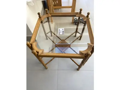 LOTE 016 - 01 MESA LATERAL QUADRADA (70 CM) COM 55 CM DE ALTURA, TAMPO EM VIDRO, EM CEDRO TODA TORNEADA NA COR CLARA. (NO ESTADO DE CONSERVAÇÃO QUE SE ENCONTRA)