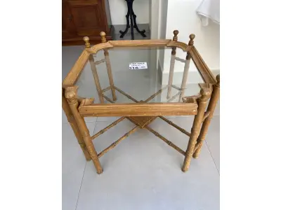 LOTE 016 - 01 MESA LATERAL QUADRADA (70 CM) COM 55 CM DE ALTURA, TAMPO EM VIDRO, EM CEDRO TODA TORNEADA NA COR CLARA. (NO ESTADO DE CONSERVAÇÃO QUE SE ENCONTRA)