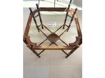 LOTE 017 - ” 01 MESA LATERAL QUADRADA (70 CM) COM 55 CM DE ALTURA, TAMPO EM VIDRO, EM CEDRO TODA TORNEADA NA COR ESCURA. (NO ESTADO DE CONSERVAÇÃO QUE SE ENCONTRA)
