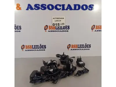 LOTE 015 - 01 LOTE COM VÁRIOS CARREGADORES 3V X 1 AMPERE. (NO ESTADO, NÃO SABEMOS SE FUNCIONA. LEILÃO NÃO TEM GARANTIA E NEM DEVOLUÇÃO).