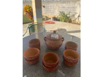 LOTE 001 - 01 PANELA PARA FEIJOADA EM CERÂMICA MARAJOARA (PARÁ) COM 10 CUMBUCAS. (NO ESTADO DE CONSERVAÇÃO QUE SE ENCONTRA)