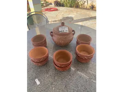 LOTE 001 - 01 PANELA PARA FEIJOADA EM CERÂMICA MARAJOARA (PARÁ) COM 10 CUMBUCAS. (NO ESTADO DE CONSERVAÇÃO QUE SE ENCONTRA)