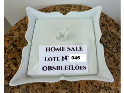 LOTE 046 - 01 (UMA)SOPEIRA ARTÍSTICA EM LOUÇA BRANCA. COM TEMA ORIENTAL. (NO ESTADO DE CONSERVAÇÃO QUE SE ENCONTRA)