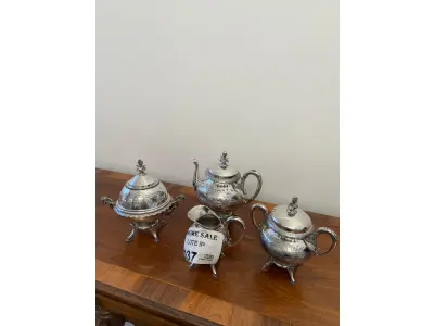 LOTE 037 - 01 CONJUNTO DE CAFÈ /CHÀ, EM PRATA PORTUGUESA. TODAS AS 4 PEÇAS TRABALHADAS. (NO ESTADO DE CONSERVAÇÃO QUE SE ENCONTRA)