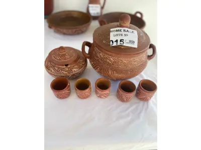 LOTE 015 - 01 PANELA REDONDA COM TAMPA, 01 FARINHEIRA COM TAMPA E 05 COPINHOS PARA FEIJOADA EM CERÂMICA MARAJOARA. (NO ESTADO DE CONSERVAÇÃO QUE SE ENCONTRA) 