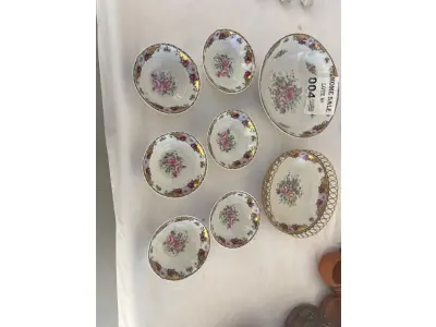 LOTE 004 - 02 TRAVESSAS REDONDAS COM 06 POTES PARA SOBREMESA EM PORCELÂNA PINTADA. PORCELANA LIMOGES. (NO ESTADO DE CONSERVAÇÃO QUE SE ENCONTRA)