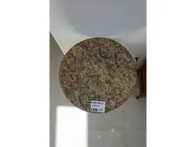 LOTE 039 - 01 (UMA) MESA LATERAL EM FERRO FUNDIDO E TAMPO DE MÁRMORE COM DIÂMETRO DE 57CM E ALTURA DE 80CM. (NO ESTADO DE CONSERVAÇÃO QUE SE ENCONTRA)