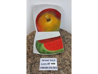 LOTE 050 - 02 (DOIS) PRATOS EM LOUÇA PINTADOS À MÃO (TEMA DE FRUTAS). (NO ESTADO DE CONSERVAÇÃO QUE SE ENCONTRA)