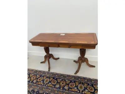 LOTE 018 - 01 MESA CONSOLE EM JACARANDÀ, COM BASE E PÈS TORNEADOS E COM 02 GAVETAS. (NO ESTADO DE CONSERVAÇÃO QUE SE ENCONTRA)