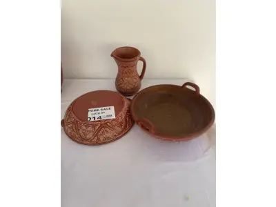 LOTE 014 - 02 TRAVESSAS REDONDAS E 01 JARRA EM CERÂMICA MARAJOARA. (NO ESTADO DE CONSERVAÇÃO QUE SE ENCONTRA)