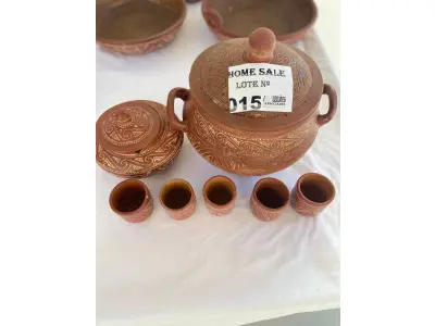LOTE 015 - 01 PANELA REDONDA COM TAMPA, 01 FARINHEIRA COM TAMPA E 05 COPINHOS PARA FEIJOADA EM CERÂMICA MARAJOARA. (NO ESTADO DE CONSERVAÇÃO QUE SE ENCONTRA) 