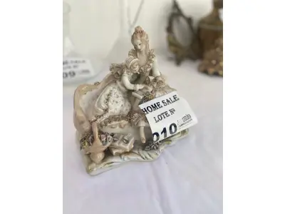 LOTE 010 - 01 PEÇA DECORATIVA EM LOUÇA COM 02 DAMAS. (NO ESTADO DE CONSERVAÇÃO QUE SE ENCONTRA)