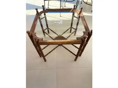 LOTE 017 - ” 01 MESA LATERAL QUADRADA (70 CM) COM 55 CM DE ALTURA, TAMPO EM VIDRO, EM CEDRO TODA TORNEADA NA COR ESCURA. (NO ESTADO DE CONSERVAÇÃO QUE SE ENCONTRA)