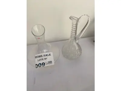 LOTE 009 -  01 DECANTER E 01 LICOLEIRA TRABALHADA, EM VIDRO.”. (NO ESTADO DE CONSERVAÇÃO QUE SE ENCONTRA)