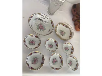 LOTE 004 - 02 TRAVESSAS REDONDAS COM 06 POTES PARA SOBREMESA EM PORCELÂNA PINTADA. PORCELANA LIMOGES. (NO ESTADO DE CONSERVAÇÃO QUE SE ENCONTRA)