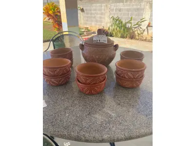LOTE 001 - 01 PANELA PARA FEIJOADA EM CERÂMICA MARAJOARA (PARÁ) COM 10 CUMBUCAS. (NO ESTADO DE CONSERVAÇÃO QUE SE ENCONTRA)