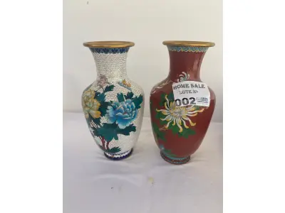 LOTE 002 - 02 VASOS DE CERÂMICA DECORATIVOS (CHINESES), PINTURA (CLOSONÊ). ALTURA DE 40 CM. (NO ESTADO DE CONSERVAÇÃO QUE SE ENCONTRA) 
