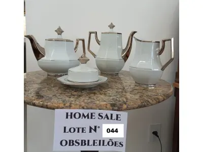 LOTE 044 - JOGO DE CHÁ/CAFÉ, CONTENDO 4 PEÇAS, EM LOUÇA COM PINTURAS À MÃO EM PLATINA NAS ALÇAS E NAS TAMPAS. (NO ESTADO DE CONSERVAÇÃO QUE SE ENCONTRA) 