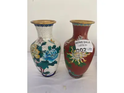LOTE 002 - 02 VASOS DE CERÂMICA DECORATIVOS (CHINESES), PINTURA (CLOSONÊ). ALTURA DE 40 CM. (NO ESTADO DE CONSERVAÇÃO QUE SE ENCONTRA) 