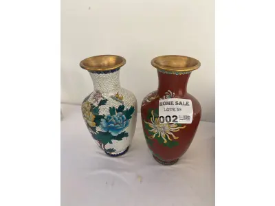 LOTE 002 - 02 VASOS DE CERÂMICA DECORATIVOS (CHINESES), PINTURA (CLOSONÊ). ALTURA DE 40 CM. (NO ESTADO DE CONSERVAÇÃO QUE SE ENCONTRA) 