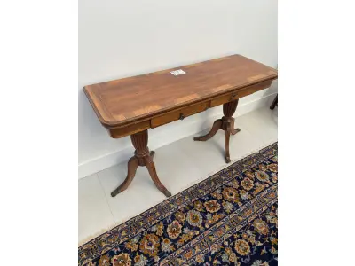 LOTE 018 - 01 MESA CONSOLE EM JACARANDÀ, COM BASE E PÈS TORNEADOS E COM 02 GAVETAS. (NO ESTADO DE CONSERVAÇÃO QUE SE ENCONTRA)