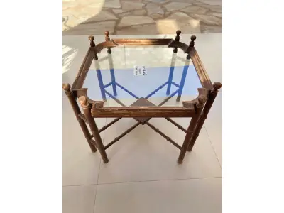 LOTE 017 - ” 01 MESA LATERAL QUADRADA (70 CM) COM 55 CM DE ALTURA, TAMPO EM VIDRO, EM CEDRO TODA TORNEADA NA COR ESCURA. (NO ESTADO DE CONSERVAÇÃO QUE SE ENCONTRA)