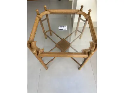 LOTE 016 - 01 MESA LATERAL QUADRADA (70 CM) COM 55 CM DE ALTURA, TAMPO EM VIDRO, EM CEDRO TODA TORNEADA NA COR CLARA. (NO ESTADO DE CONSERVAÇÃO QUE SE ENCONTRA)